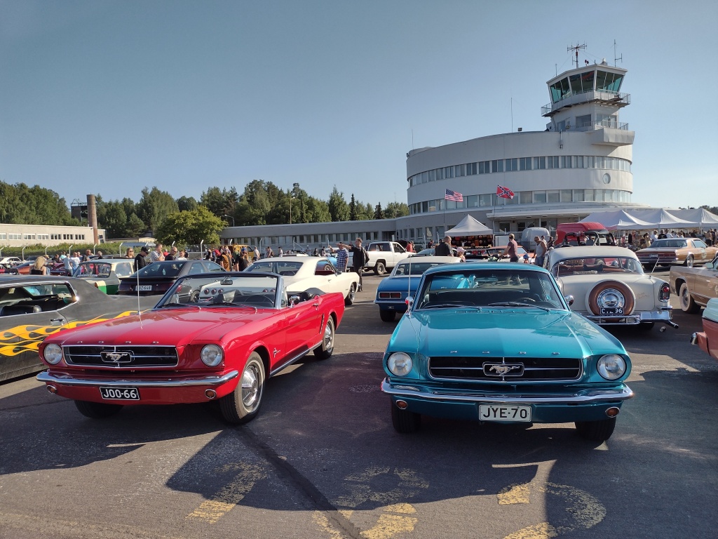 Ford Mustangit Malmin lentoasemalla 7/2021.